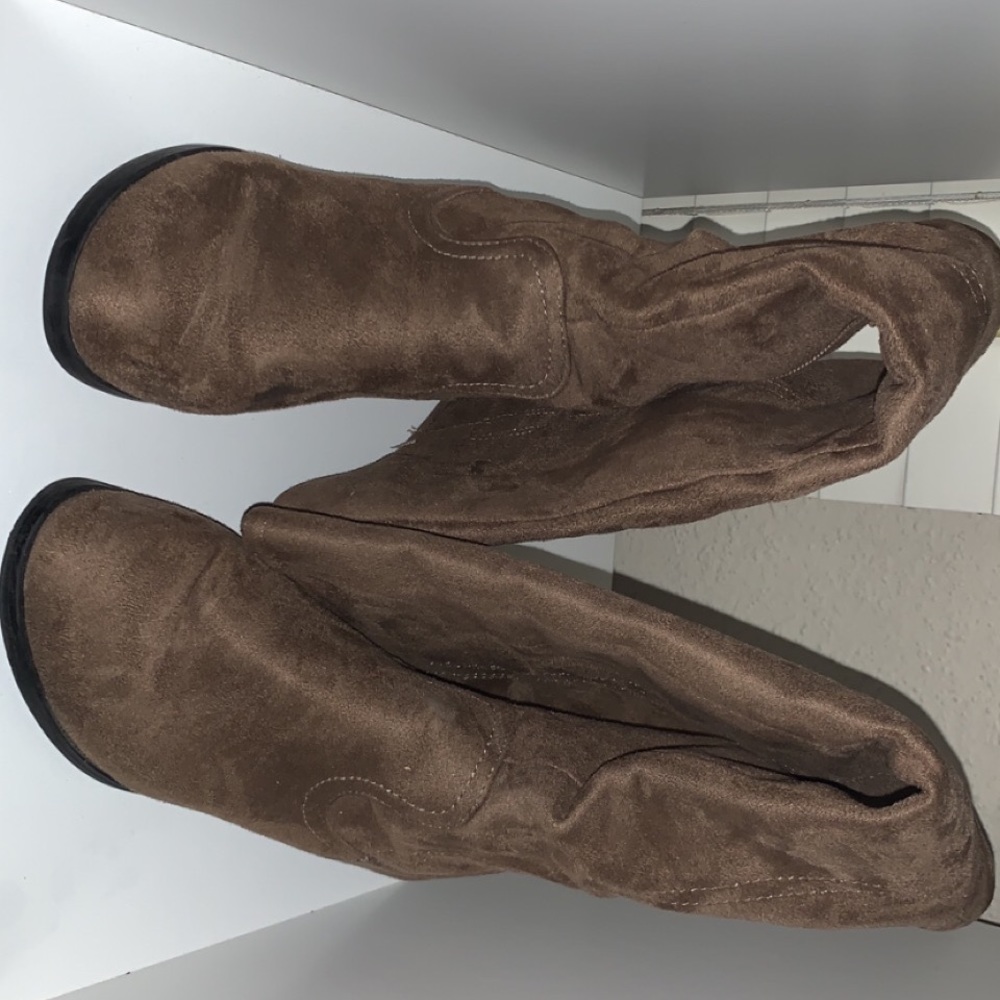 Knee high boots 😍